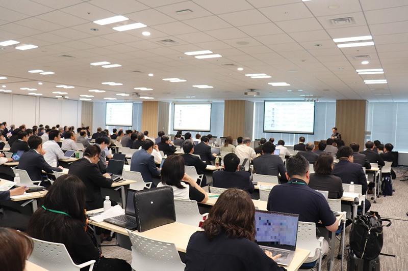 講演中の会場の様子：非常に多くの方にご参加いただきました。