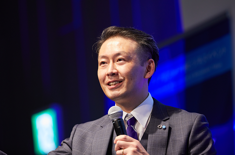 新構想の発表をする桒原教授